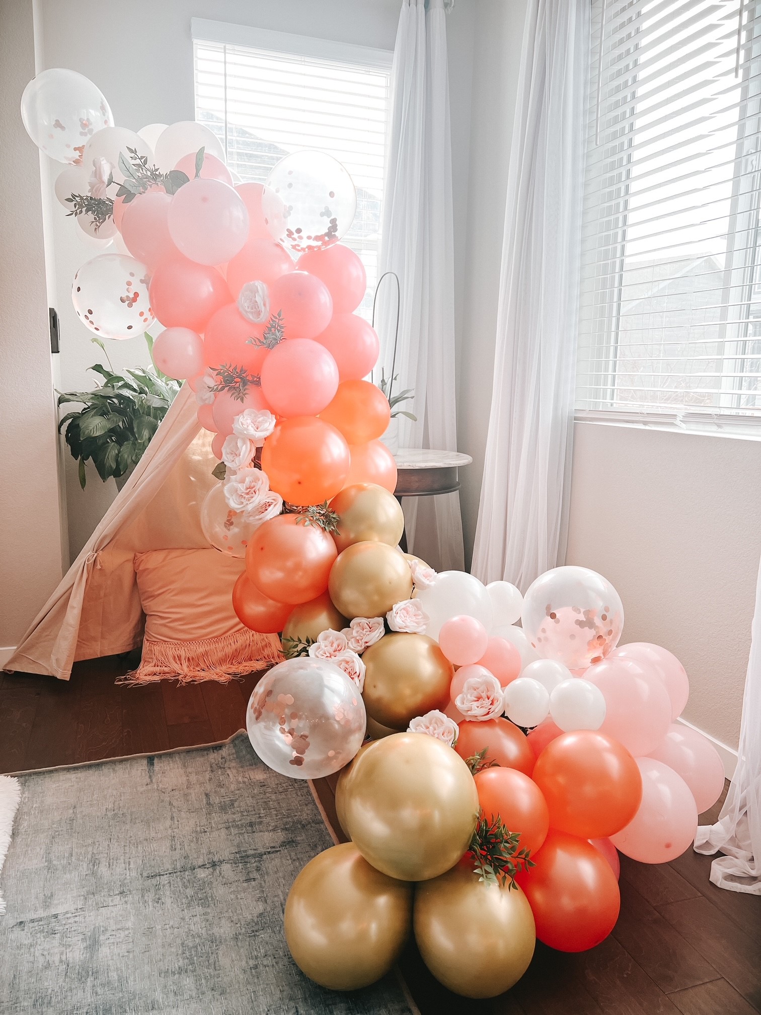 Side garland balloons teepee party sleepover